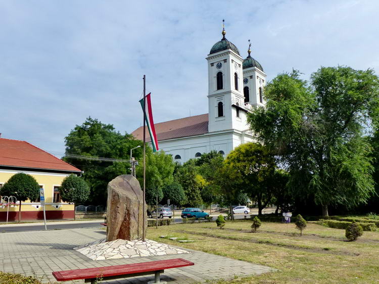 Kunhegyes főtere a református templommal