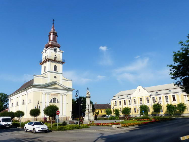 A Kossuth téren áll a római katolikus templom