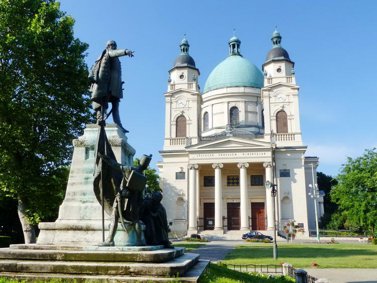 Természetesen Kossuth Lajos szobra áll a református templom előtt