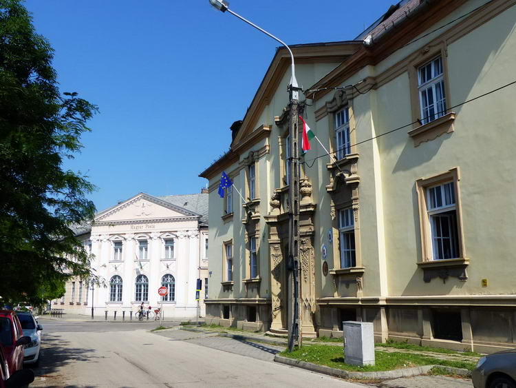 Nagykőrösön a Hősök terén áll a Postapalota és a Járásbíróság épülete