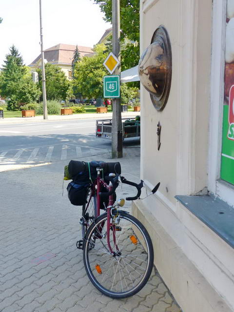 A falitábla szerint ezen a helyen éppen a 47. szélességi fokon állok