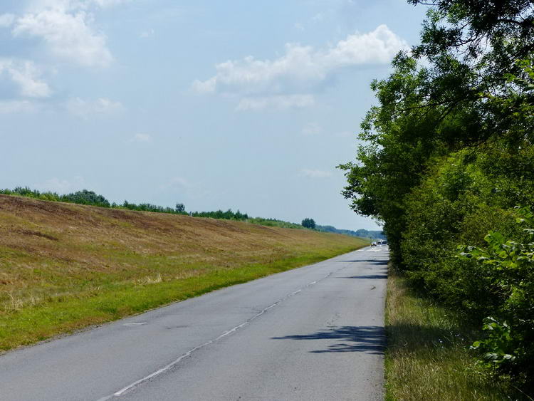 A Kettős-Körös magas gátja mellett vezetett az országút