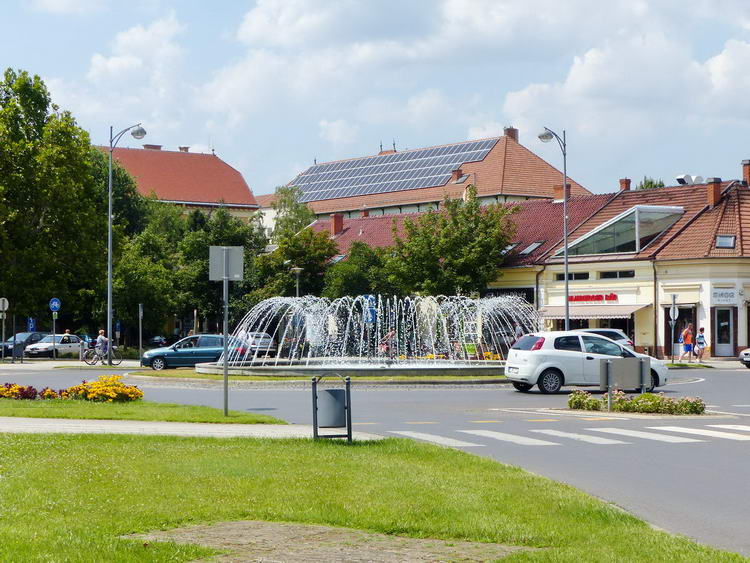 Szökőkút a Kossuth Lajos téren, a 44-es út Gyulán átvezető szakaszán