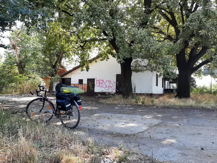 Pihenő a volt Kamuti csárda épületénél Pihenő a volt Kamuti csárda épületénél