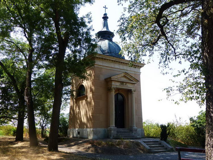 A kastélyparkban álló kis kápolnát már felújították
