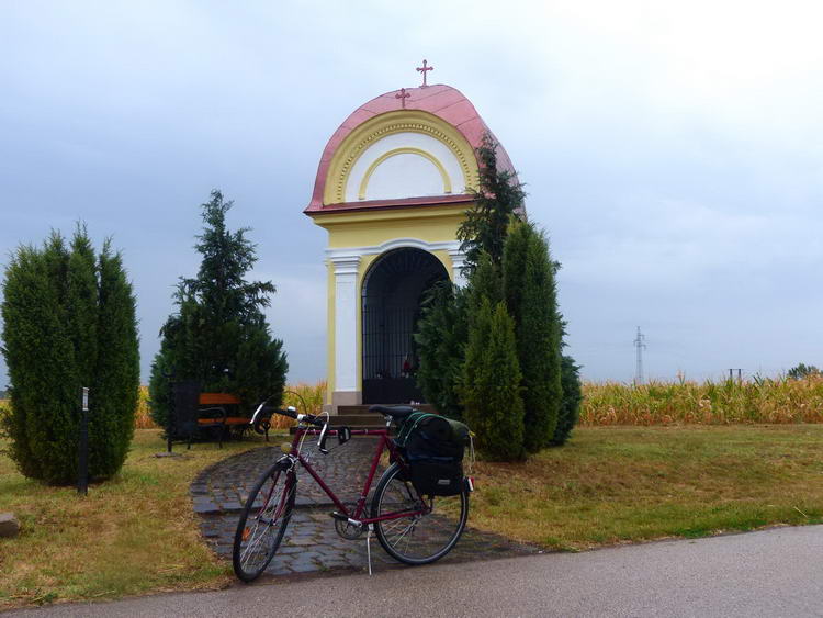 A Mezőkovácsházára vezető országút mellett áll a Babó kápolna