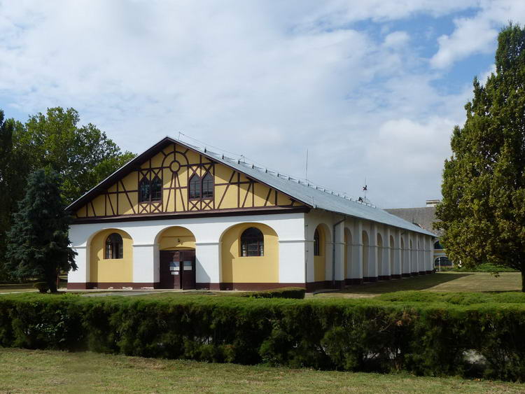 Mezőhegyesi Ménesbirtok - A lovarda épülete