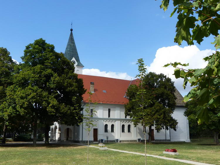 Kiszombor római katolikus temploma mellett áll a Rotunda