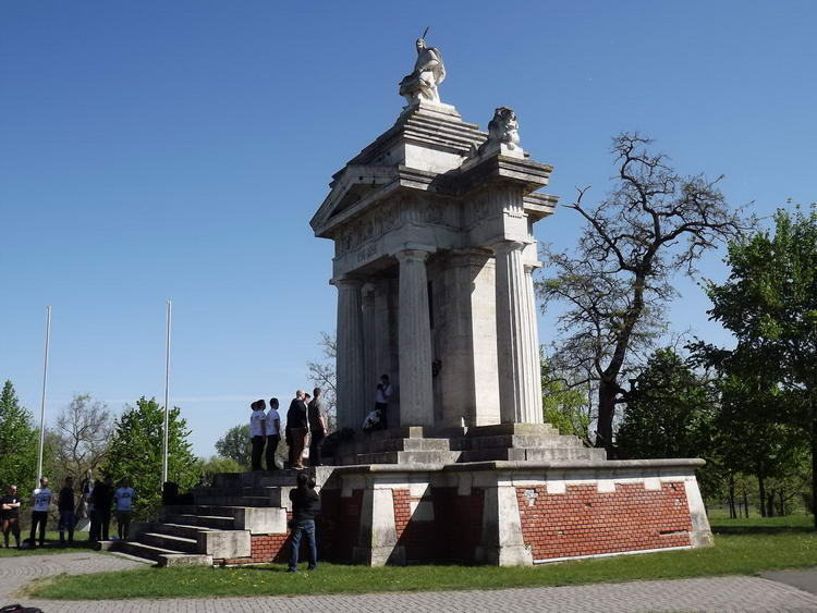 Az emlékparkban áll a Millenniumra épült Árpád emlékmű is