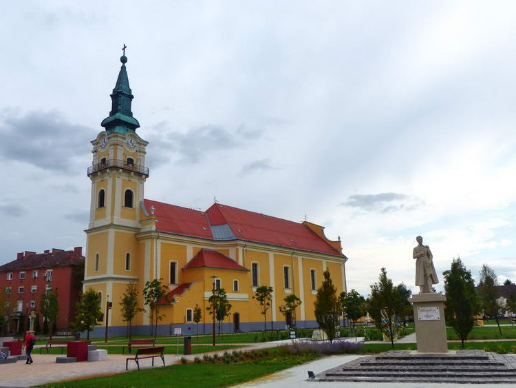 Kiskunmajsa főterén áll az ezen a környéken elmaradhatatlan Petőfi szobor