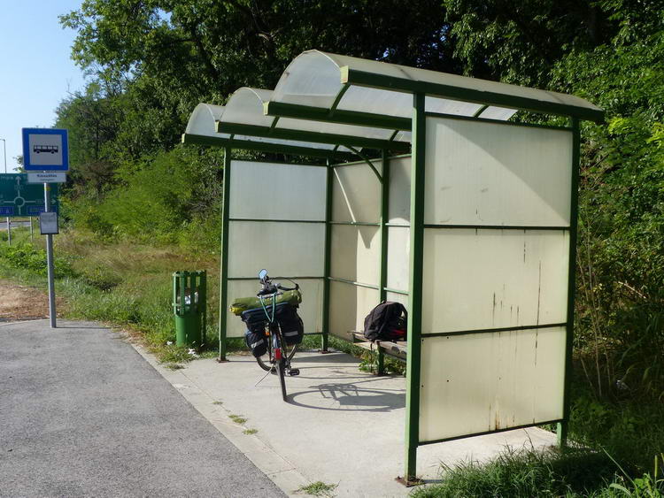 Pihenő a buszmegálló műanyag kalickájában