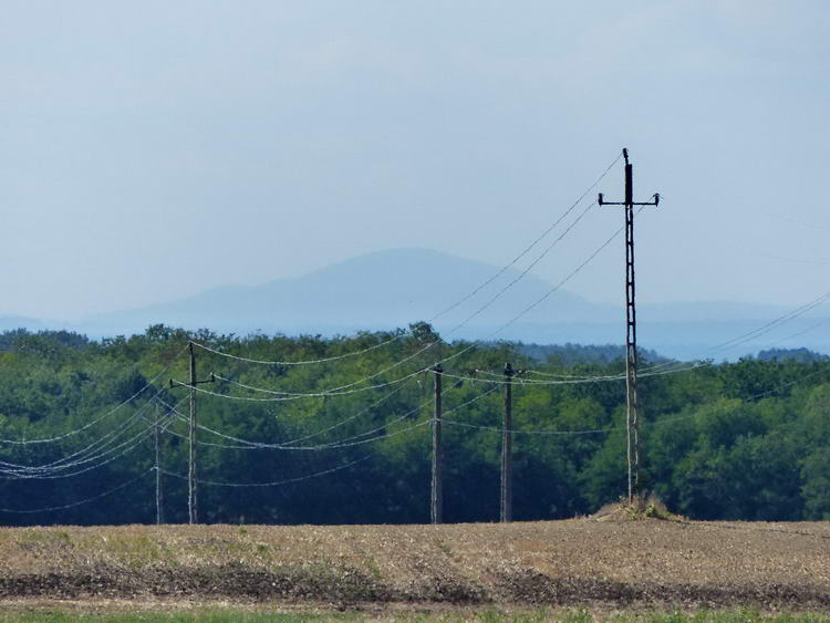 Egy kis zoommal már jól látszott, hogy a Zengőt pillantottam meg a távolban