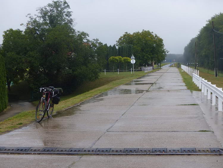 Ázik a bringa a Duna-gáton a Vajas-fok torkolatánál