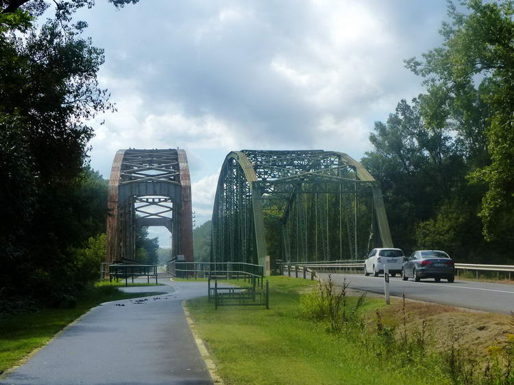 Balra a volt vasúti híd (most a kerékpárosoké), jobbra a közúti híd