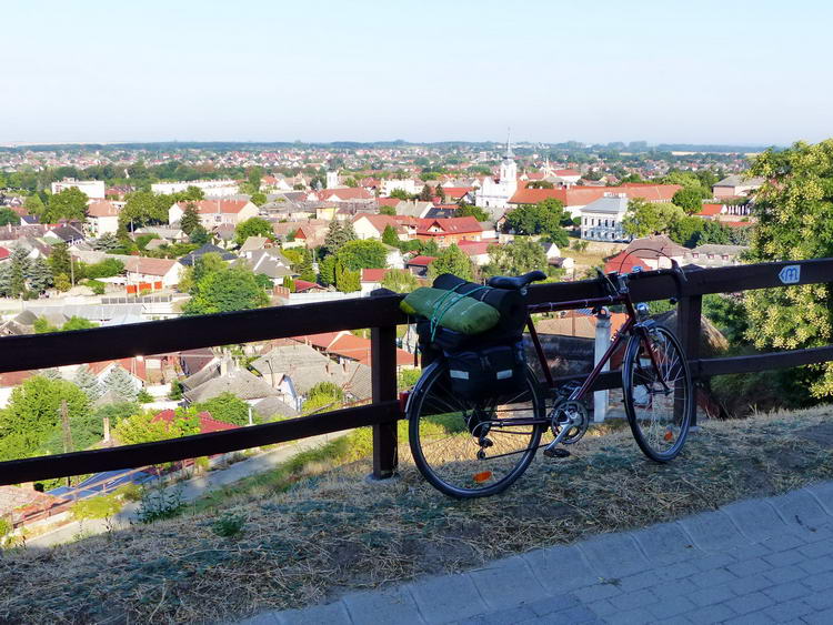 Feltekertem, illetve feltoltam a bringát a dunaföldvári Kálváriadombra