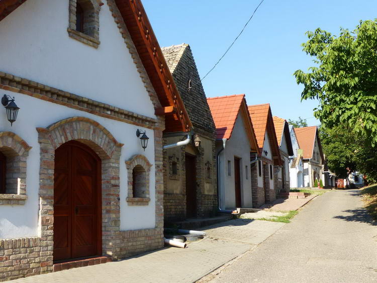 Bölcske, Pincefalu