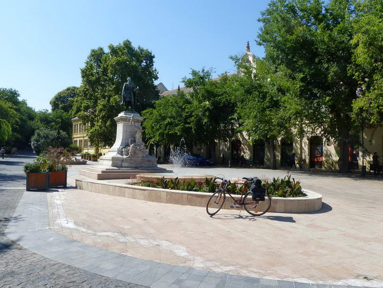 Szekszárd, a Garay tér a költő szobrával