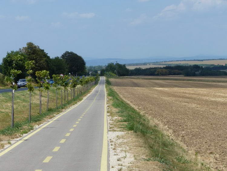 Feltűntek a távolban a Balaton-felvidék hegyei