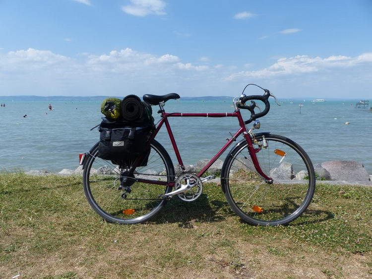 A Balaton partján parkol a kerékpárom