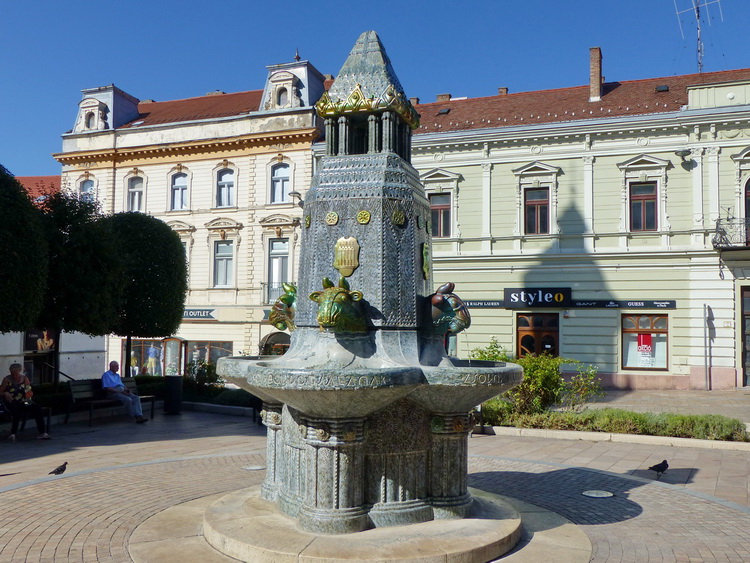 Megálltam egy fotó kedvéért a Zsolnay-kútnál is