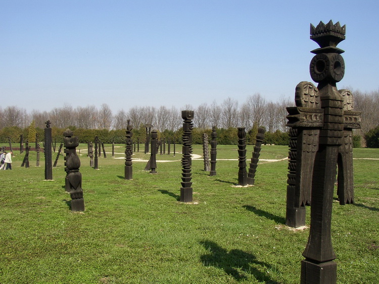 Kopjafák a parkban