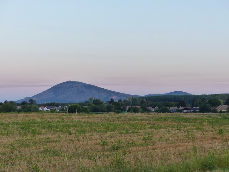 Kilátás Magyarbóly házai felett a Szársomlyóra