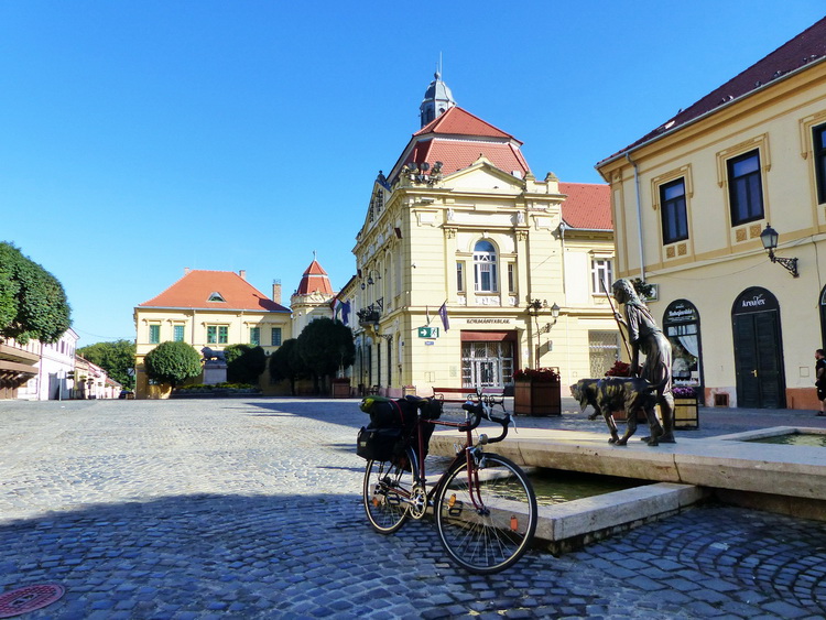 Szent Rókus és kutyája szobránál áll a kerékpár a Zrínyi téren
