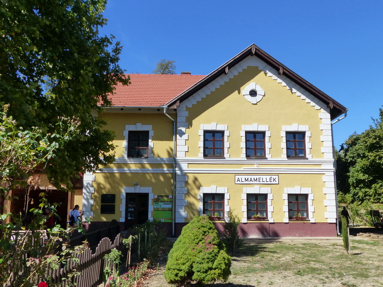 A volt Almamellék vasútállomás most a kisvasút végállomása