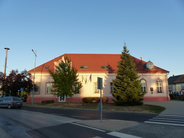 Már süti a kelő nap a Városháza falait