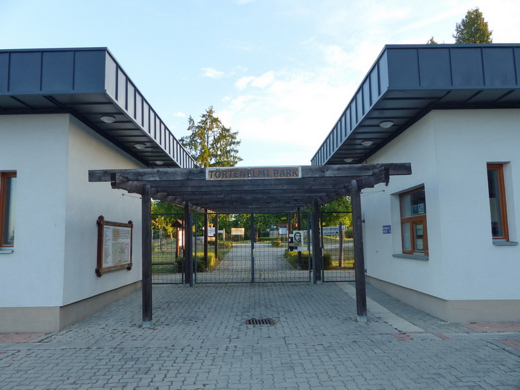 Csurgó - A Történelmi Park bejárata még zárva volt