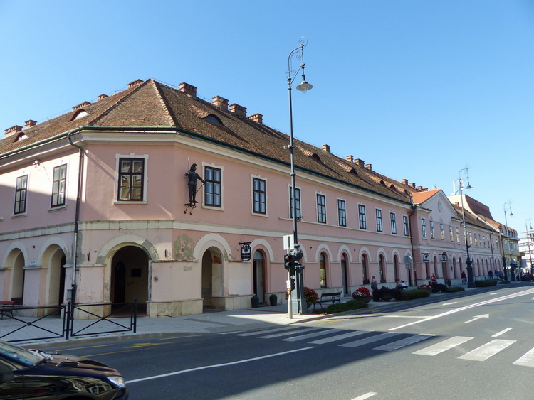 A Vasemberház a falán a páncélos vitézzel