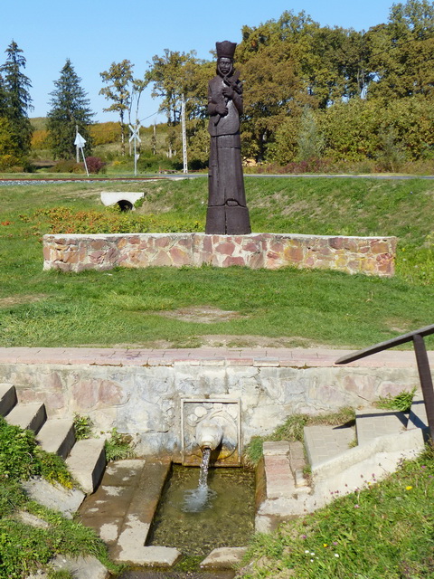 Nepomuki Szent János szobra őrzi a Kozár-forrást