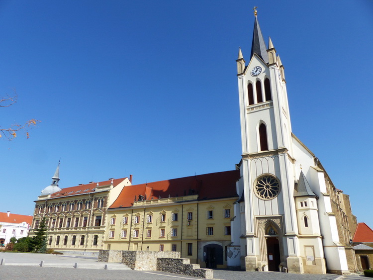 Keszthely - A Magyarok Nagyasszonya plébániatemplom és a Vajda János Gimnázium