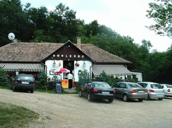 Az országút mellett áll a Bableves csárda Az országút mellett áll a Bableves csárda