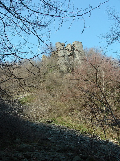 A Kőkapu sziklái alatt
