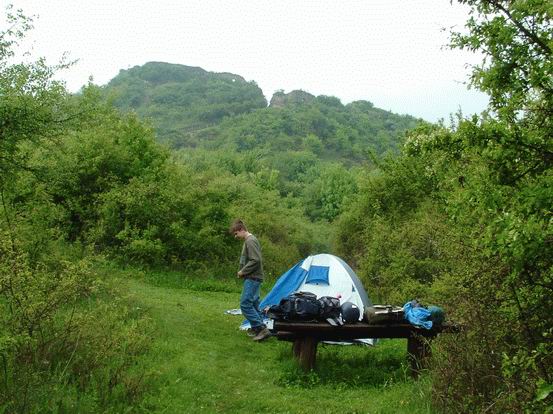 Sátorbontás háttérben a Siroki várral