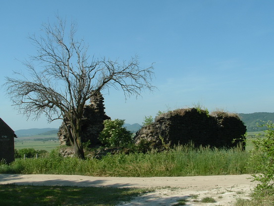 A volt Töttöskál falu templomának romjai
