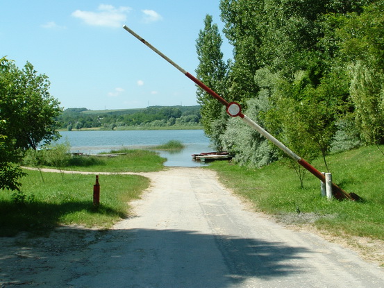 Ahol a régi országút eltűnik a víz alatt...