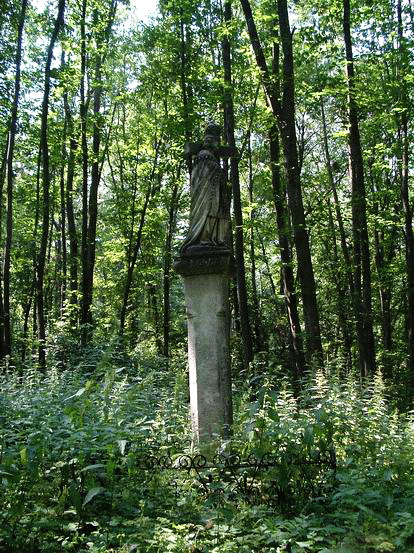 Elhagyatott Szent Ilona szobor az erdőben