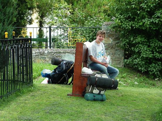 Pihenő Bögötön a templom előtti parkban