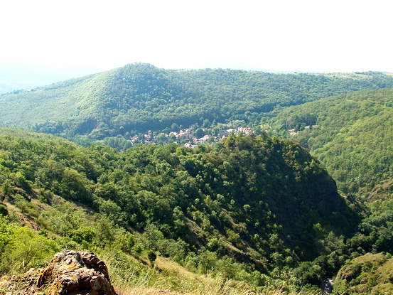 Ez a kilátás pedig már a Veres-oldalból nyílik a Várhegyre és Szarvaskőre