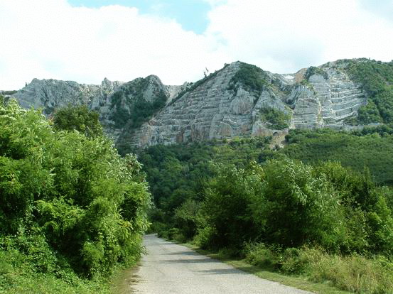 A félig lebontott Bél-kő panorámája