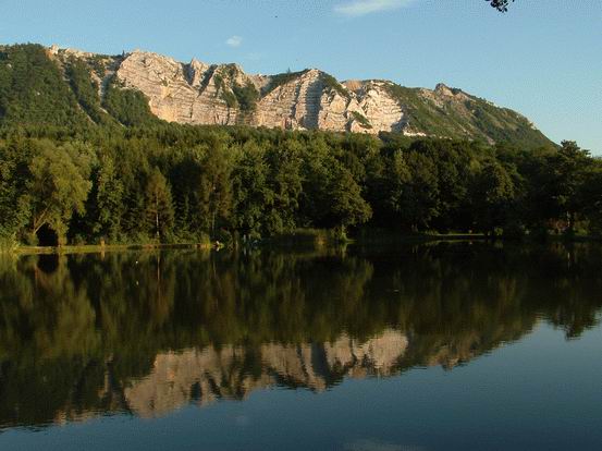 A Bél-kő és a Gyári-tó panorámája a Szomjas Csukától