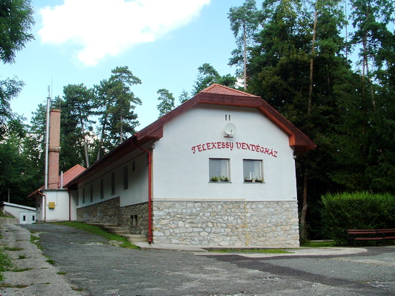 A Telekessy Vendégház feljáróútja mellett kellett pecsételni