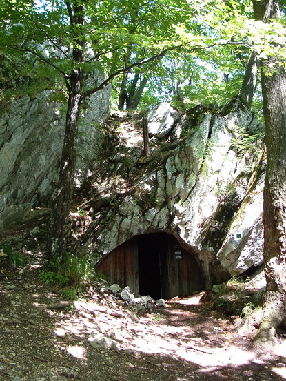 A Cserepeskői lakóbarlang bejárata