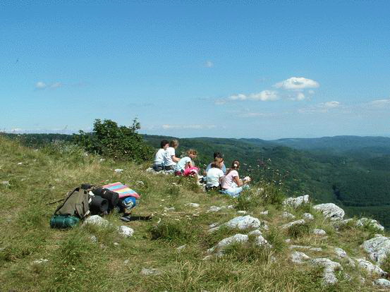 A Tar-kő meredeken leszakadó peremén