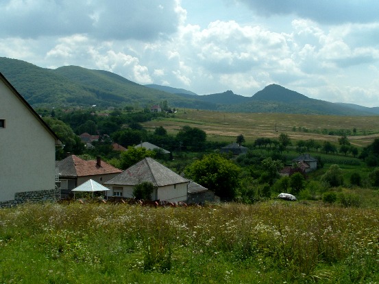 Visszatekintés Mályinkáról a Dédesi várhegyre Visszatekintés Mályinkáról a Dédesi várhegyre