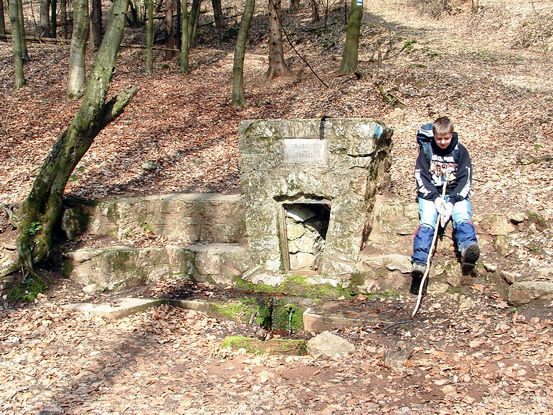 Pihenő a Barlangkutató-forrásnál