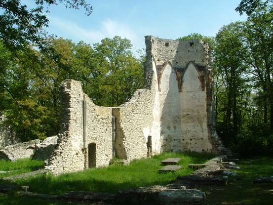 A Szent Mihály kolostor romjai az alkonyatban