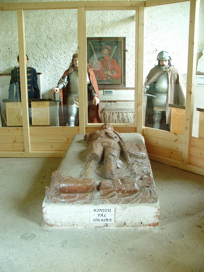 Kinizsi Pál sírköve a várkápolnában van elhelyezve